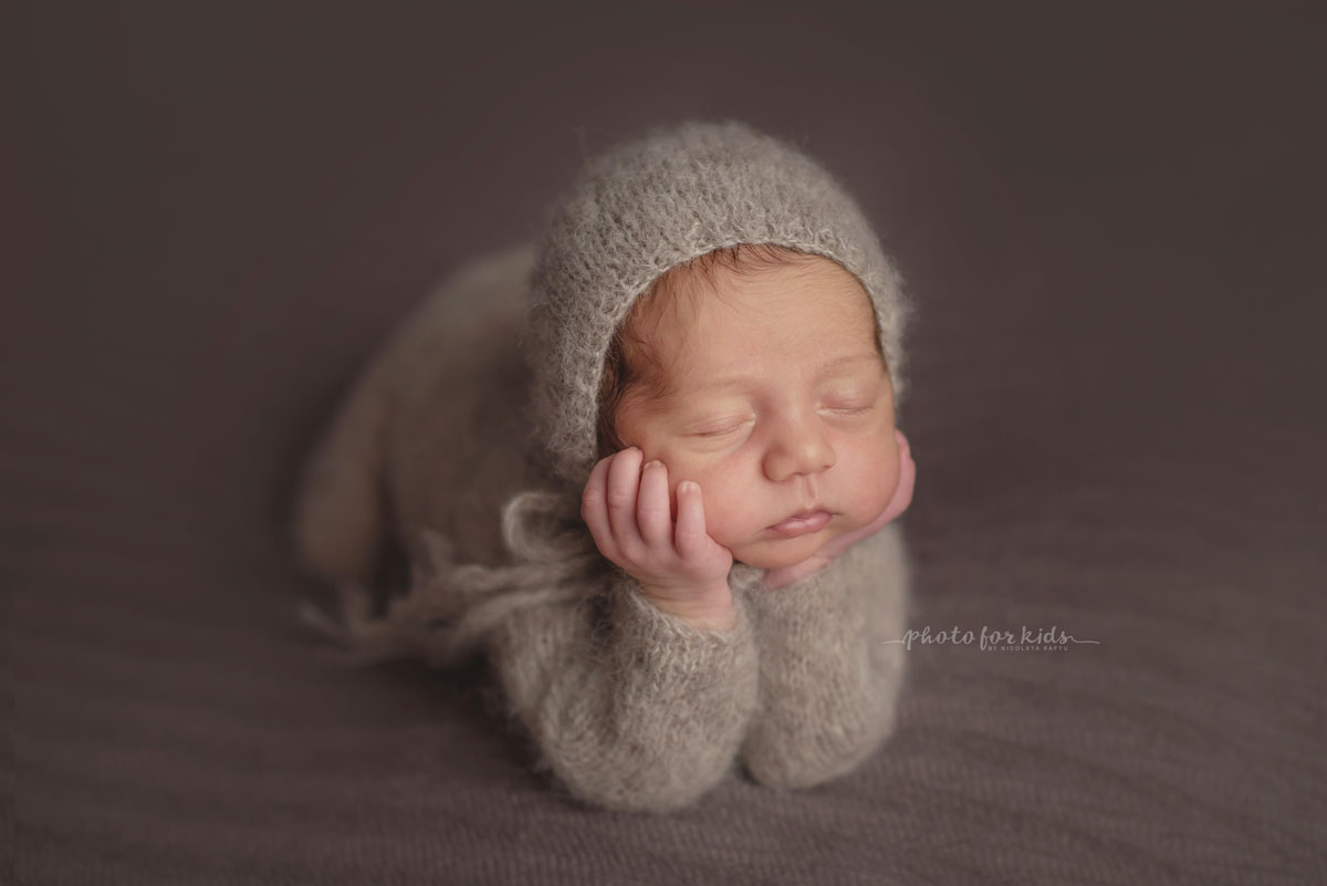 newborn poses during a photo session in a photography workshop by Nicoleta Raftu