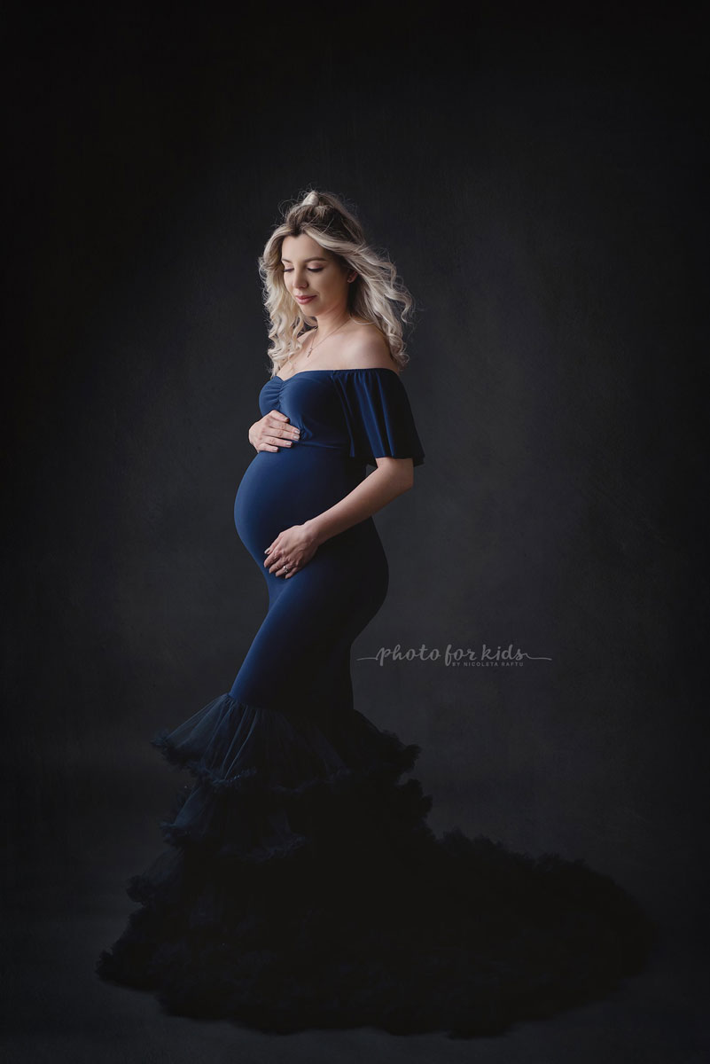 Nicoleta Raftu maternity and new born photographer for workshops by Camren Bergmann Studio blond pregnant lady in blue dress poses