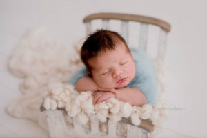 Nicoleta Raftu maternity and new born photographer for workshops by Carmen Bergmann Studio new born in blue outfits sleeps