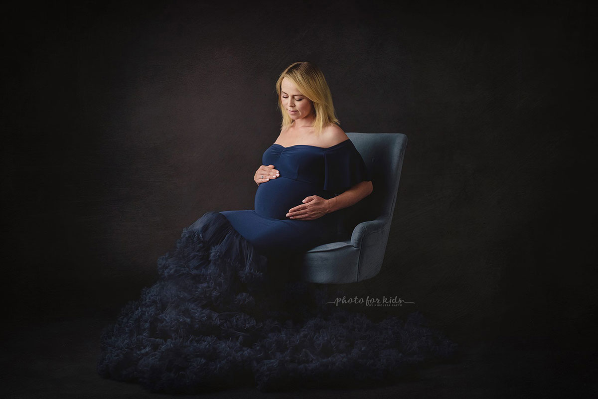 Nicoleta Raftu maternity and new born photographer for workshops by Carmen-Bergmann Studio pregnant lady sits on an armchair