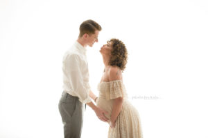 Nicoleta-Raftu-maternity-and-new-born-photographer-for-workshops-by-Carmen-Bergmann-Studio-pregnant-lady-with-husband