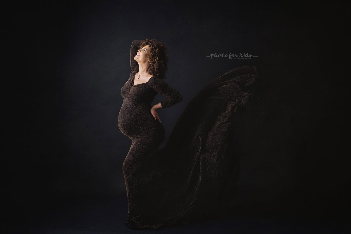 Nicoleta Raftu maternity and new born photographer for workshops by Carmen Bergmann Studio pregnant lady with long dress watching up