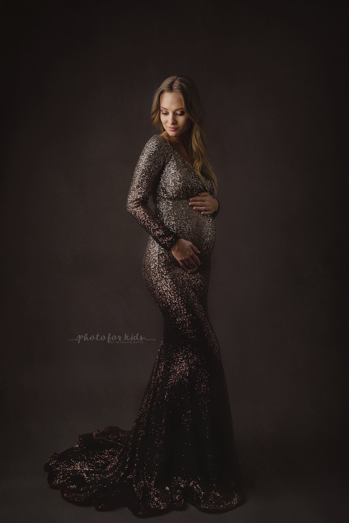 Nicoleta Raftu maternity and new born photographer for workshops by Carmen Bergmann Studio pregnant lady with long hair in very long dress posing