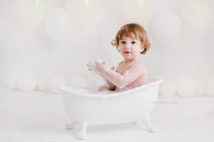 Nicoleta Raftu maternity and new born photographer for workshops by Carmen Bergmann Studion little girl in a small bath tube watches at the camera