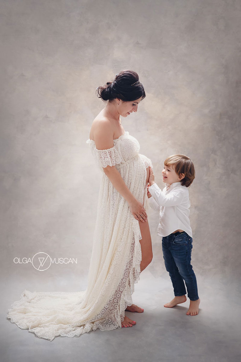 Olga Vuscan New Born Photographer for Workshops by Camen Bergmann Studio pregnant lady and small son pose
