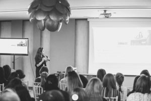 Business for photographers Carmen Bergman presenting at a workshop for babybauch photographers newborn photographers baby photographers