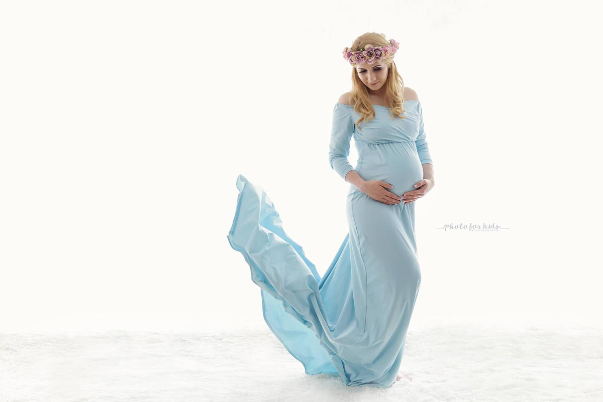 Lady-in-light-blue-dress-poses-for-Nicoleta-Raftu-in-Carmen-Bergmann-Studio-for-a-pregancy-workshops