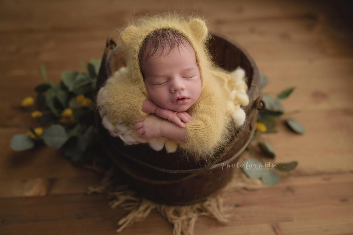 Newborn-sleeps-during-a-newborn-workshop-by-Nicoleta-Raftu