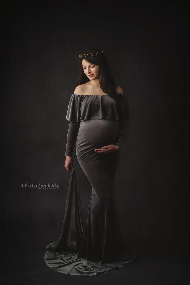 Pregannt-lady-in-dark-colored-dress-during-a-workshop-by-Nicoleta-Raftu-on-maternity