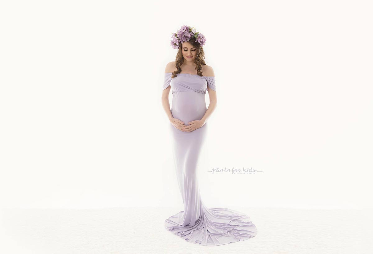 Pregnant-lady-in-long-dress-presented-for-pregancy-workshop-by-Nicoleta-Raftu-in-Carmen-Bergmann-Studio-Munich